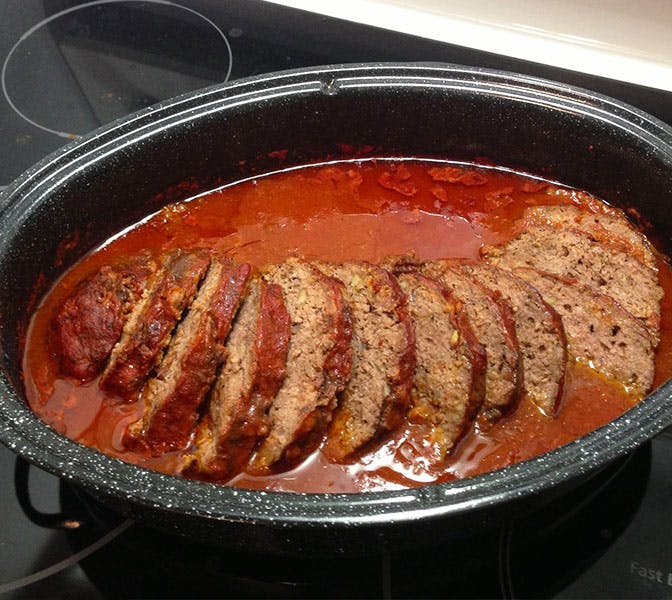 Titelbild für geschmackvoll – Paprika-Feta-Hackbraten aus dem Backofen mit Tomatensauce