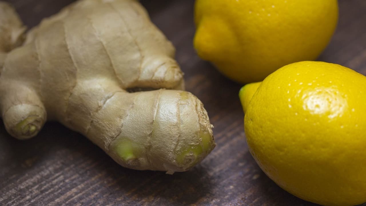 Titelbild für Heiße Zitrone mit Kurkuma und Ingwer