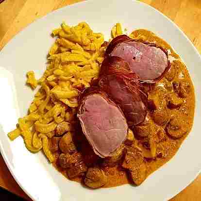 Titelbild für NT-Schweinefilet im Speckmantel mit Champignons und Spätzle