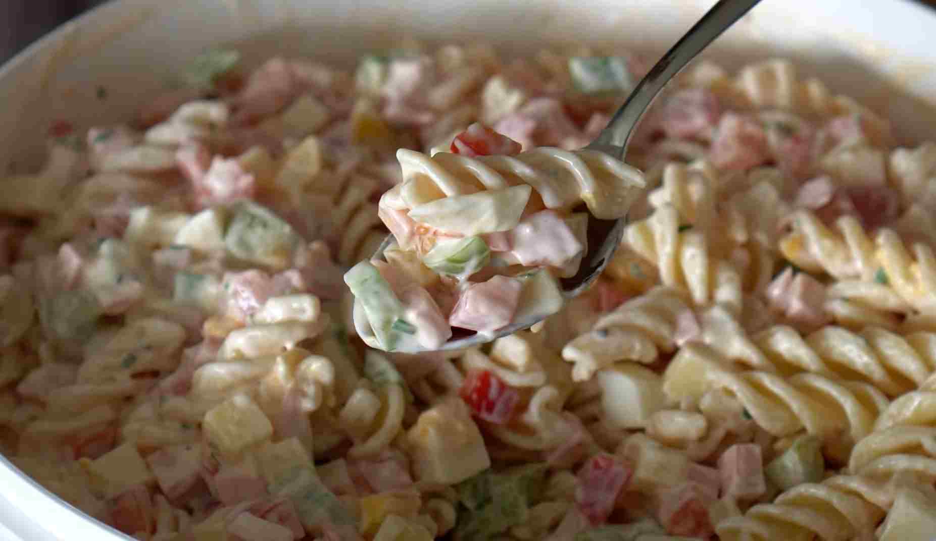 Titelbild für Nudelsalat mit leckere Geheimsoße