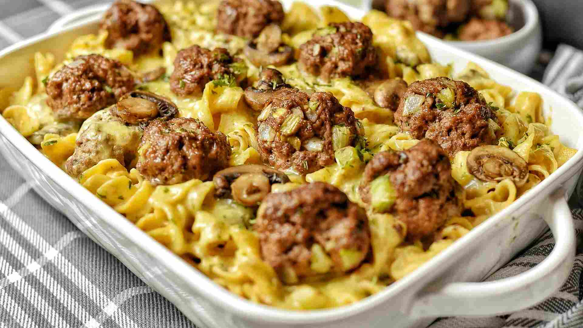 Titelbild für Nudeln mit Pilzsoße und Hackbällchen