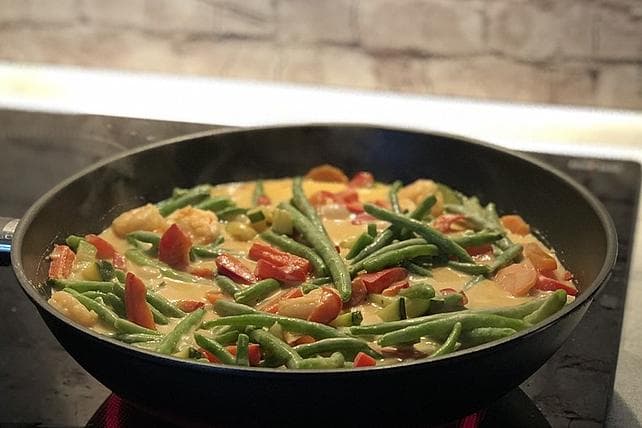 Titelbild für Wokgemüse mit Erdnusssoße und Scampi