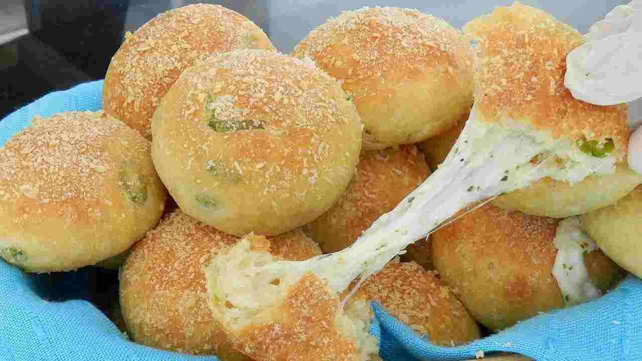 Titelbild für Megalecker Knoblauch Brötchen gefüllt mit Mozzarella Käse!