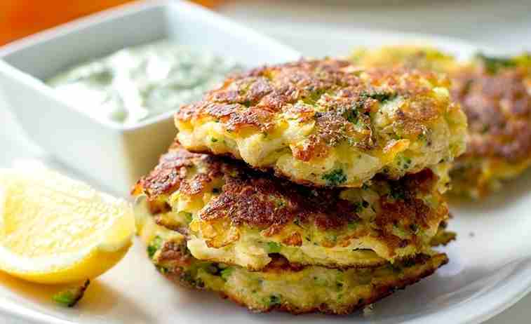 Titelbild für Brokkoli-Käse-Puffer zum Abnehmen