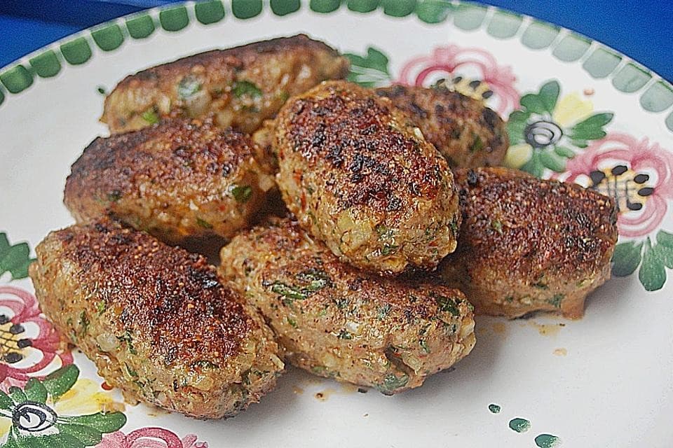 Titelbild für Türkische Hackröllchen mit Gurkenjoghurt und Salat