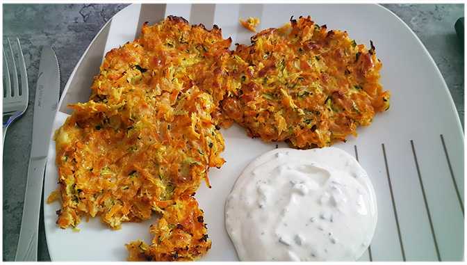 Titelbild für Karotten-Zucchini-Puffer mit Kräuterquark