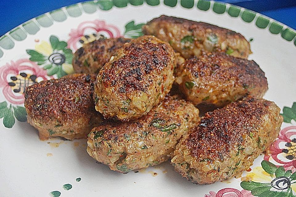 Titelbild für Türkische Hackröllchen mit Gurkenjoghurt und Salat – Einfach Nur Lecker