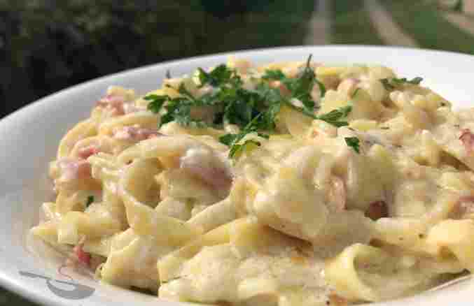 Titelbild für 15-Minuten-Pasta mit saurer Sahne und Speck