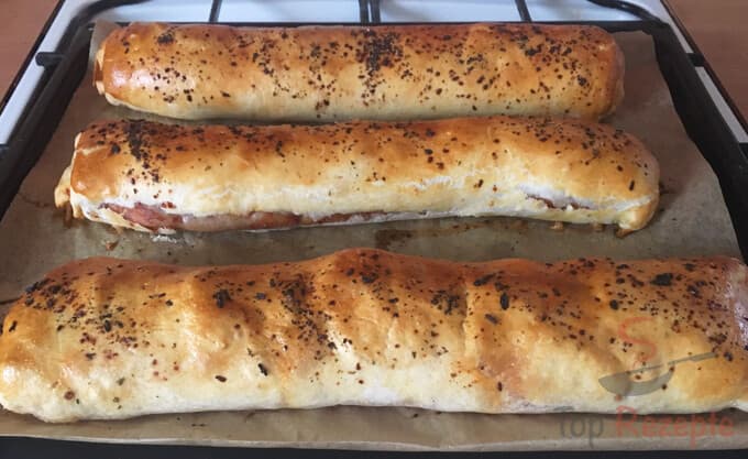 Titelbild für Blätterteig-Rolle mit Käse, Salami und Wurst