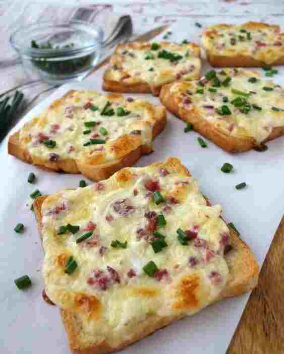 Titelbild für FLAMMKUCHEN TOAST MIT SPECK UND ZWIEBELN