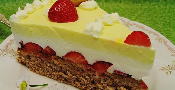 Titelbild für Erdbeertorte (mit Kakaobiskuit und Joghurt, für eine runde 26 cm Springform oder quadratische Springform 24 x 24 cm)