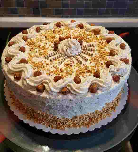 Titelbild für SAHNE-NUSS-TORTE