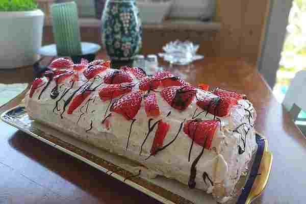 Titelbild für Biskuitrolle mit Erdbeerfüllung