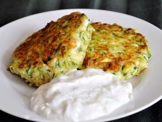 Titelbild für Fluffige Taler zum Eintunken: Zucchinipuffer mit Feta und Tzatziki