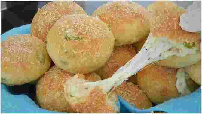 Titelbild für KNOBLAUCH BRÖTCHEN GEFÜLLT MIT MOZZARELLA KÄSE