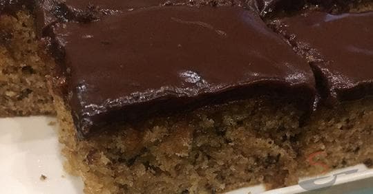 Titelbild für Schneller Nuss-Apfelkuchen mit Schokoglasur