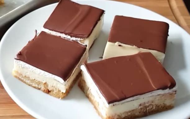 Titelbild für SCHOKOLADIGE CREME SCHNITTEN VOM BLECH