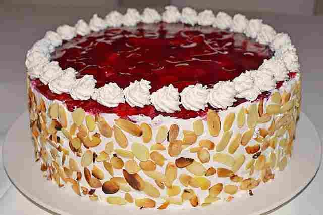 Titelbild für Himbeer Quark Sahnetorte