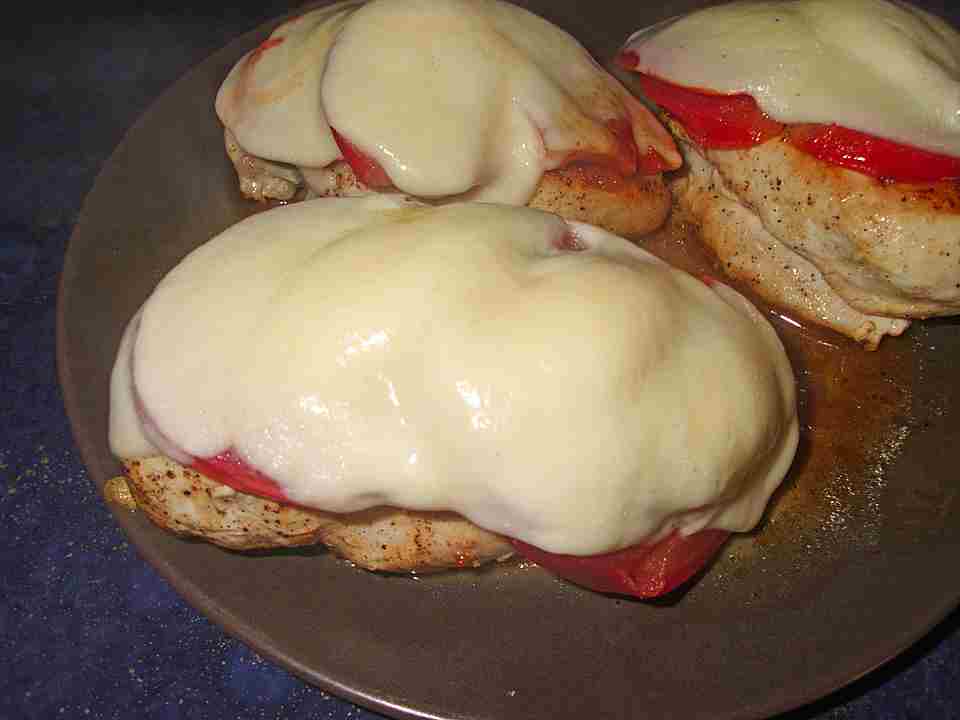 Titelbild für HÄHNCHENBRUSTFILET MIT TOMATE UND MOZZARELLA ÜBERBACKEN