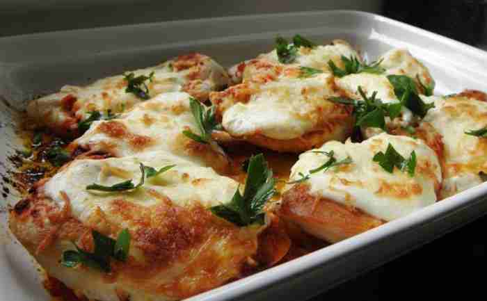 Titelbild für HÄHNCHENBRUST MIT SAURER SAHNE UND KÄSE