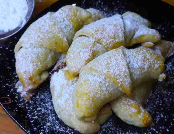 Titelbild für Fantastische Sahne-Hörnchen aus nur 3 Zutaten und ohne Gehzeit