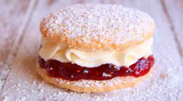 Titelbild für Himbeer Küsschen mit Buttercreme