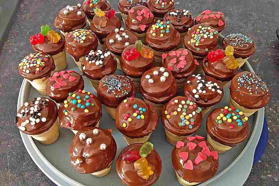 Titelbild für KLEINE KUCHEN IM WAFFELBECHER