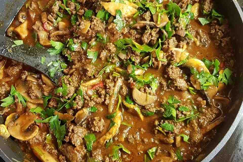 Titelbild für SCHNELLE HACK-CHAMPIGNON-SAUCE MIT SPAGHETTI À LA GEORGE