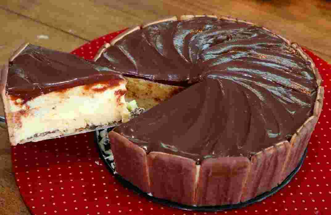 Titelbild für PHILADELPHIA TORTE MIT SCHOKOGLASUR