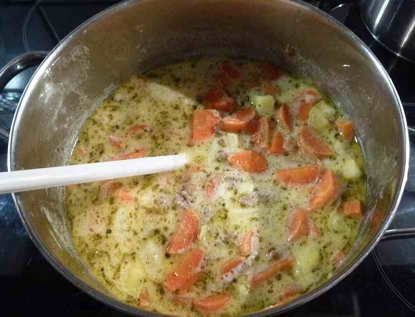 Titelbild für KARTOFFEL-HACKFLEISCH-TOPF MIT SCHMAND UND MÖHREN