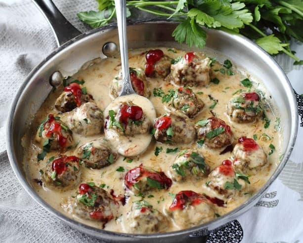 Titelbild für Hackbällchen in cremiger Champignon-Soße