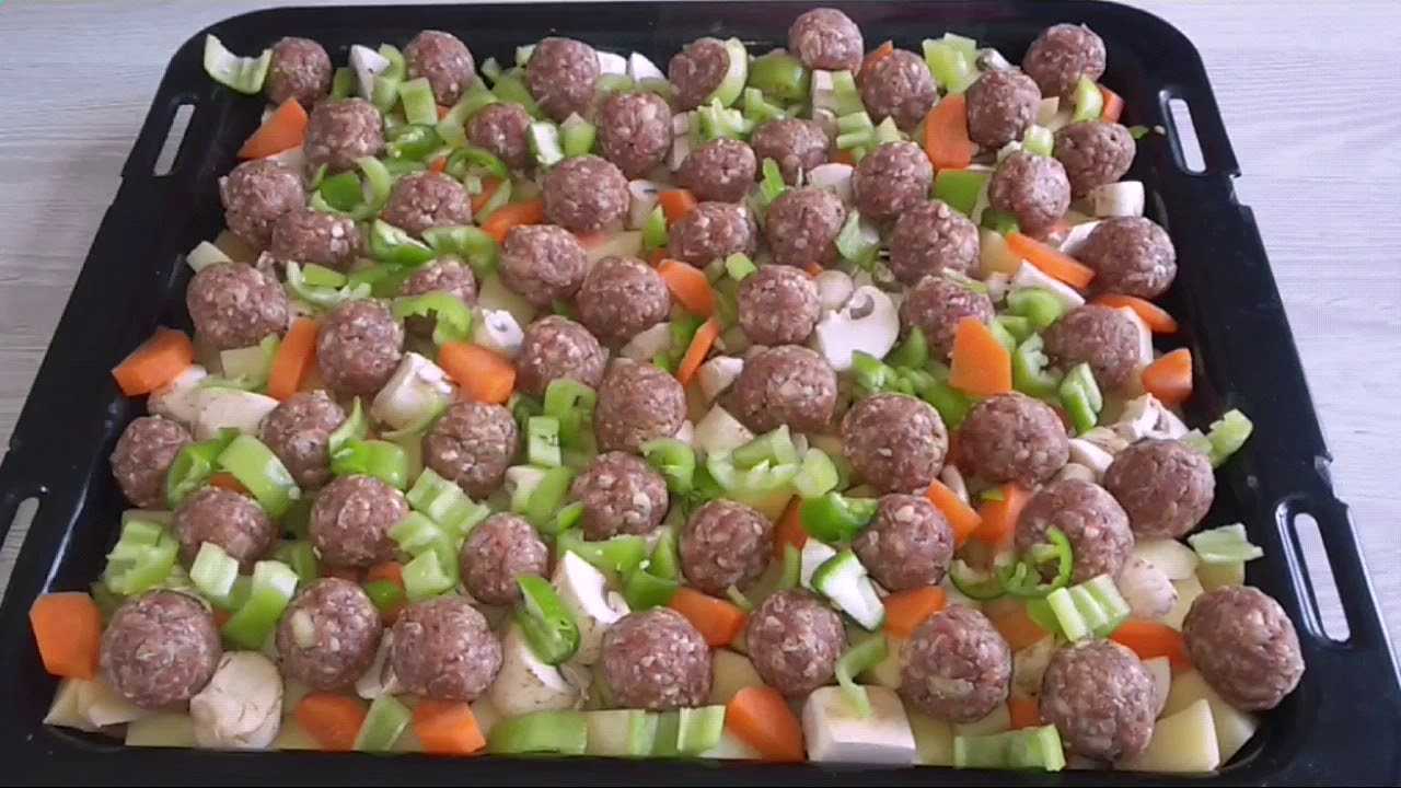 Titelbild für GEMÜSE MIT HACKBÄLLCHEN AUS DEM BACKOFEN IN 15 MINUTEN ZUBEREITET !