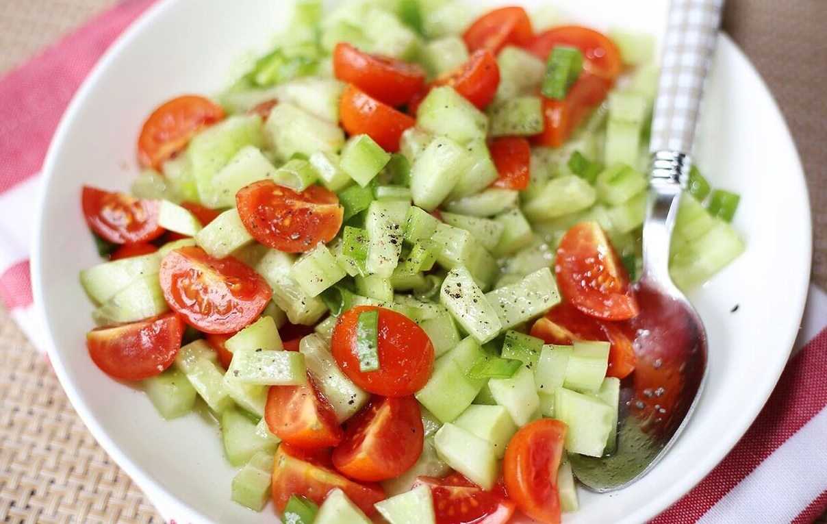 Titelbild für GURKEN TOMATEN SALAT, ZUM VERRÜCKT WERDEN LECKER !