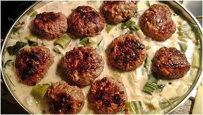 Titelbild für GANZ EINFACH UND SO ÜBERTRIEBEN LECKER: FRIKADELLEN IN GEMÜSE SAHNE SAUCE