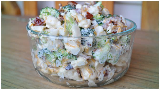 Titelbild für BROKKOLISALAT MIT SAURER SAHNE – geschmackvoll