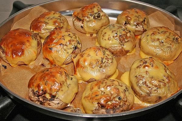 Titelbild für Champignons gefüllt mit Gouda und Hackfleisch