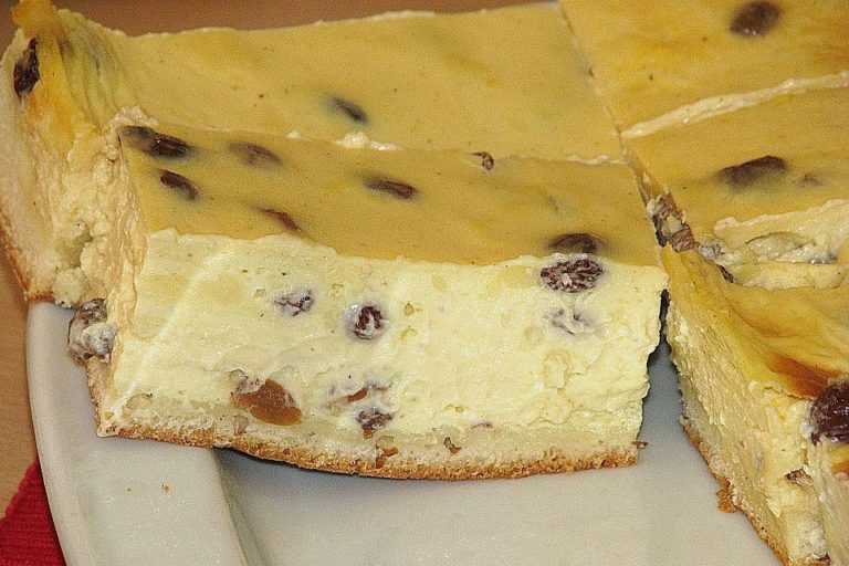 Titelbild für Omas cremiger Schmandkuchen mit Pudding