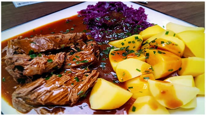Titelbild für Rinderburgunderbraten mit Kartoffeln und rotkohl