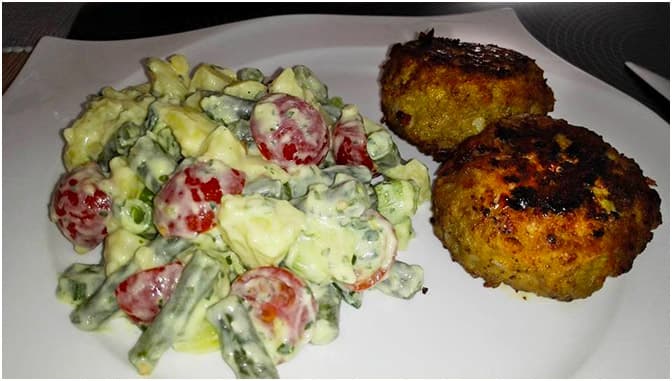 Titelbild für Griechischer Kartoffelsalat mit Feta-Frikadellen