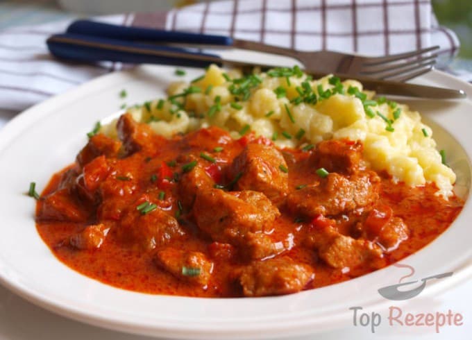 Titelbild für Ungarisches Paprika-Gulasch mit Nockerln