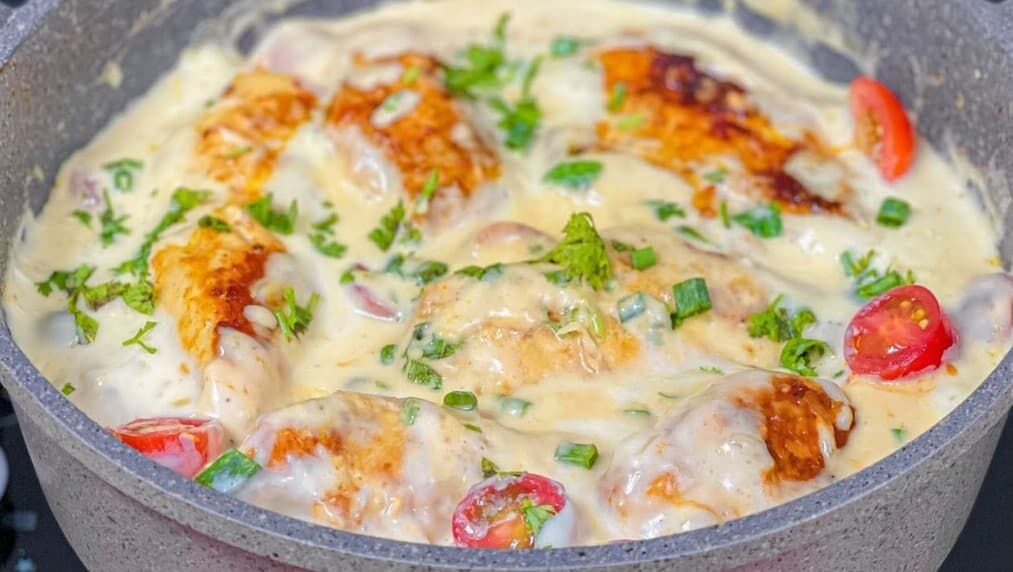 Titelbild für Hähnchenbrust in cremiger Knoblauch Parmesansoße