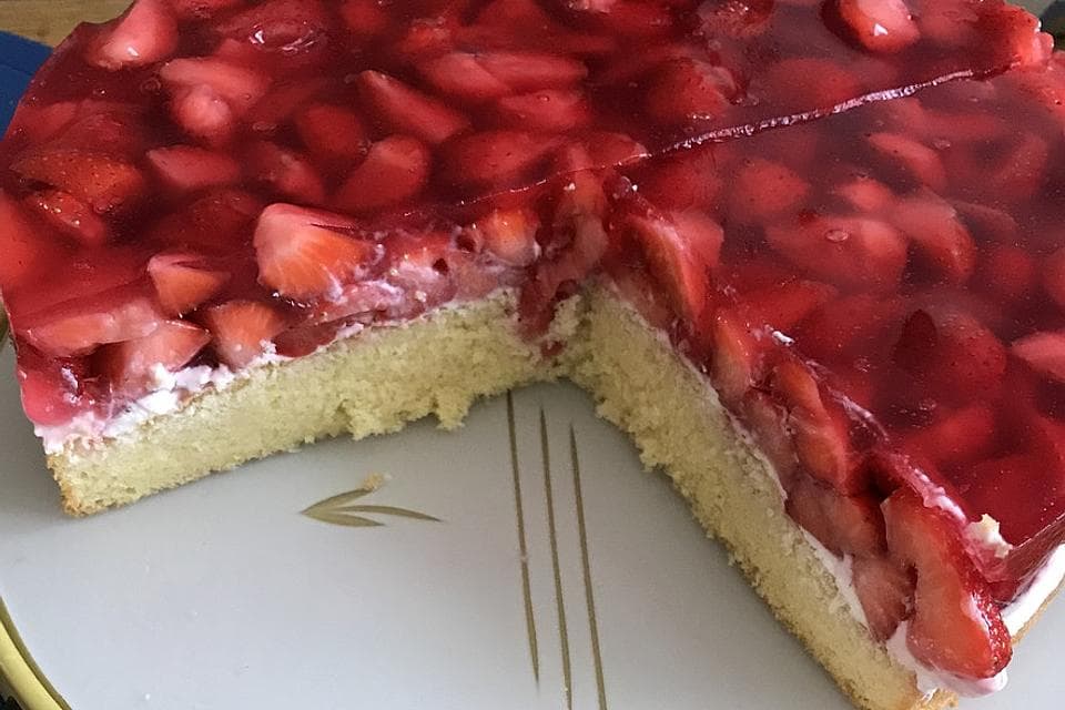 Titelbild für Erdbeerkuchen mit Paradiescreme/ Schmand und frischer Sahne