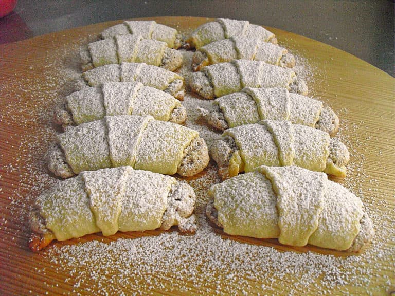 Titelbild für geschmackvoll – RUMÄNISCHE NUSSHÖRNCHEN AUS SAUERRAHMTEIG