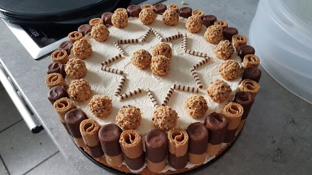 Titelbild für geschmackvoll – ROCHER TORTE
