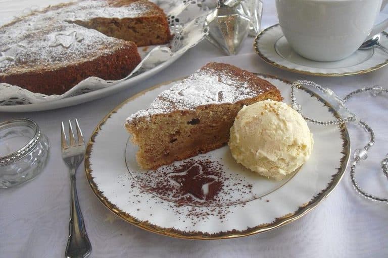 Titelbild für geschmackvoll – SUPERSAFTIGER LAUWARMER WEIHNACHTS-ANGEBER-KUCHEN