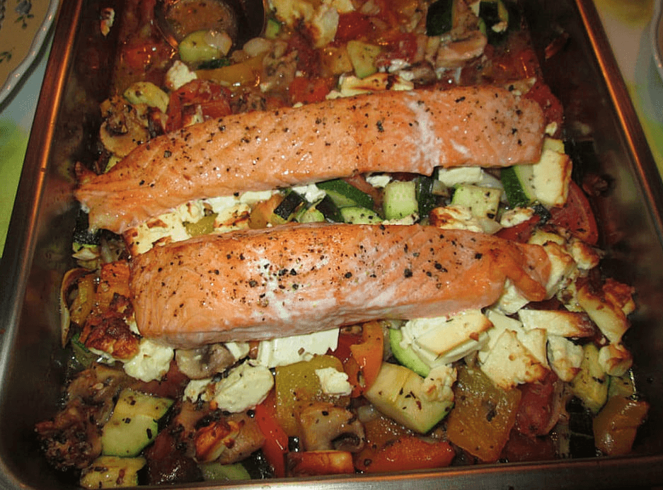 Titelbild für Low-Carb-Lachs mit mediterranem Ofengemüse und Feta