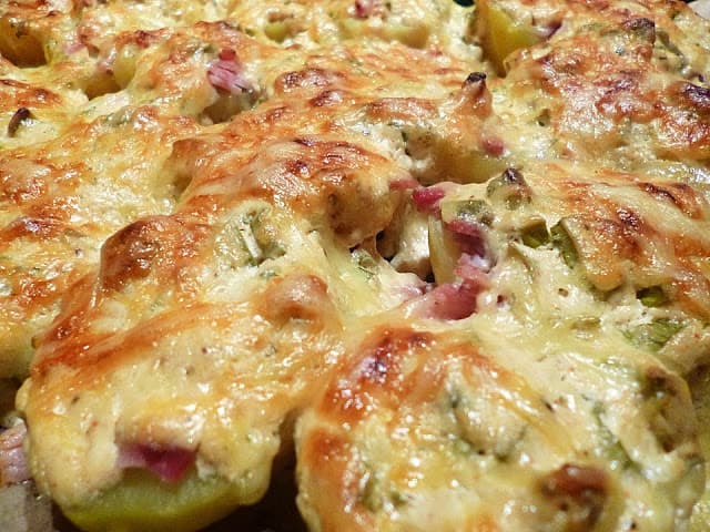 Titelbild für geschmackvoll – Belegte Ofenkartoffeln (Pellkartoffeln mit Speck, Schmand und Käse überbacken)