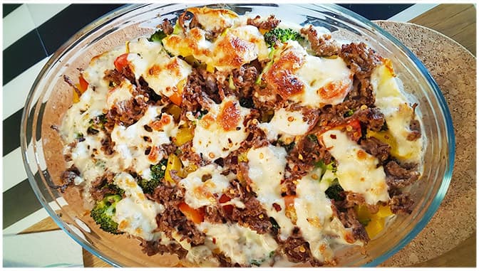 Titelbild für geschmackvoll – Hackfleisch-Brokkoli-Auflauf mit Schmelzkäsesoße und noch mehr Käse überbacken