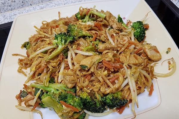 Titelbild für geschmackvoll-Chinesisch gebratene Nudeln mit Hühnchenfleisch, Gemüse und Ei