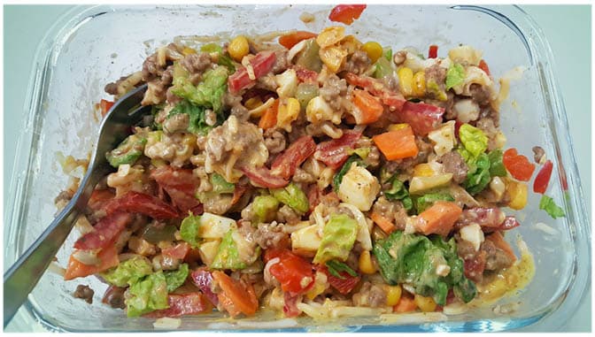 Titelbild für geschmackvoll – Bunter Salat mit Hack und Käse, schnell und leicht zu machen